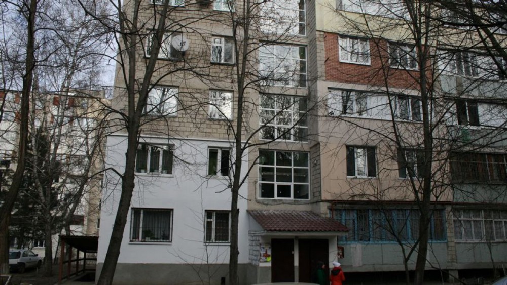 Bălți: O fetiță ar fi căzut de la geamul unui bloc de locuit